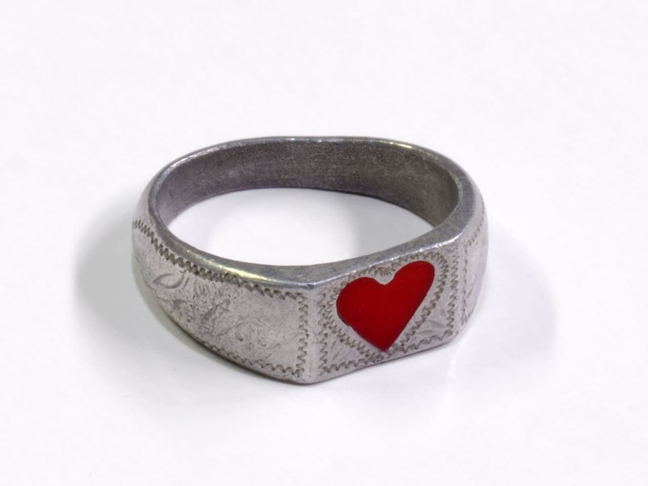 内職で作られた「戦争と記憶」指輪