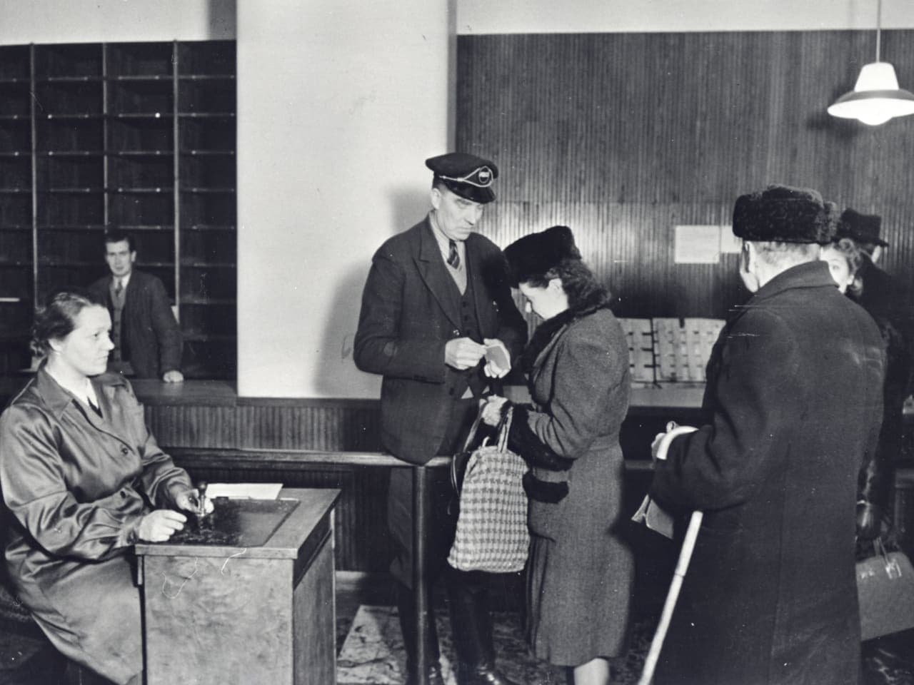 アルコ監視員の帽子